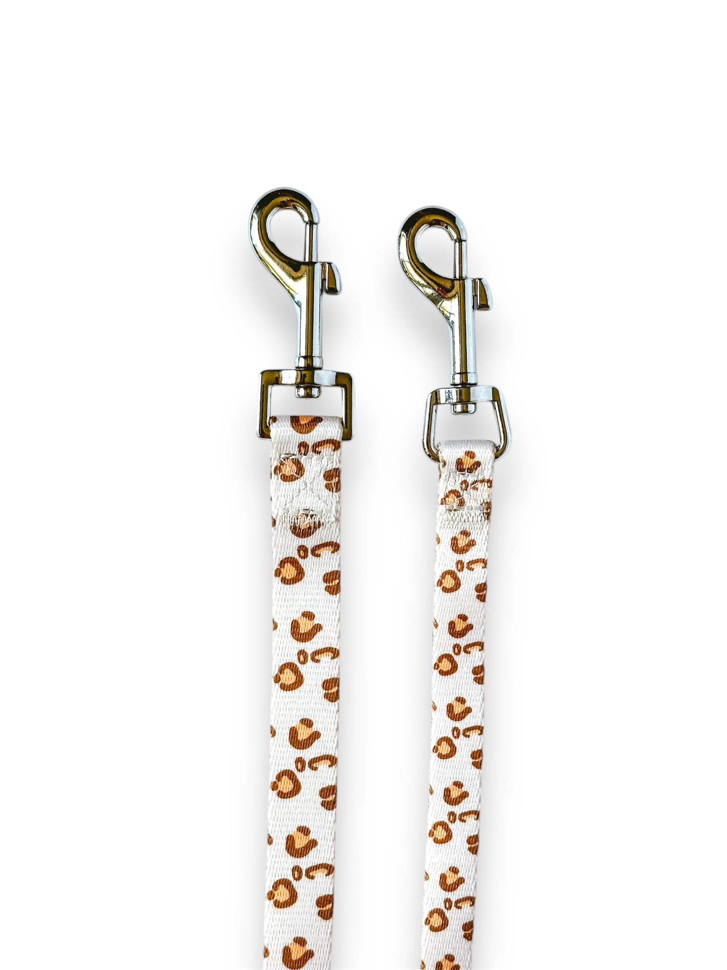 Silver metal clasp of the leopard print dog leash – strong and secure for daily walks