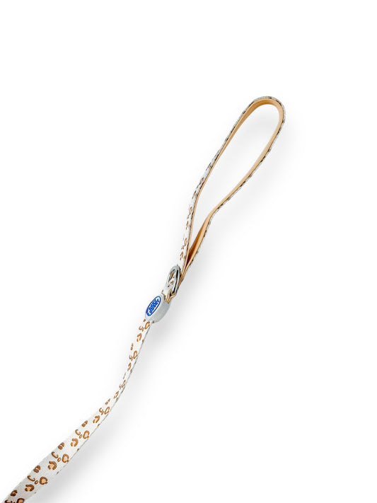 Padded neoprene handle of the leopard print dog leash – soft and comfortable grip